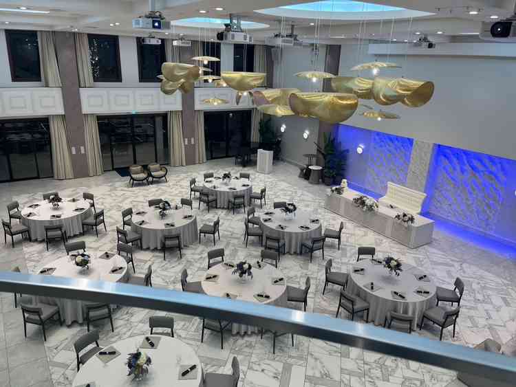 披露宴の天井も高く綺麗でした