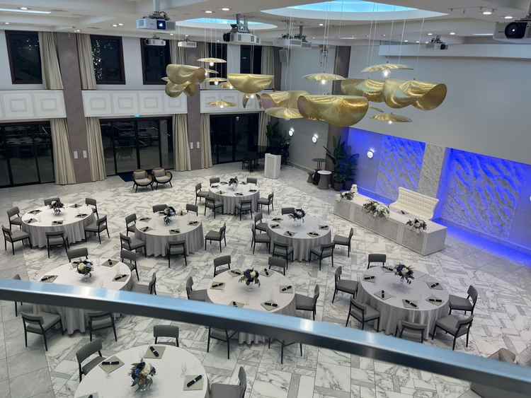 披露宴の天井も高く綺麗でした