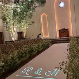 明るいチャペルのみではなく、照明を使った演出で様々な雰囲気を出せるチャペルがとても珍しいなと感じた。