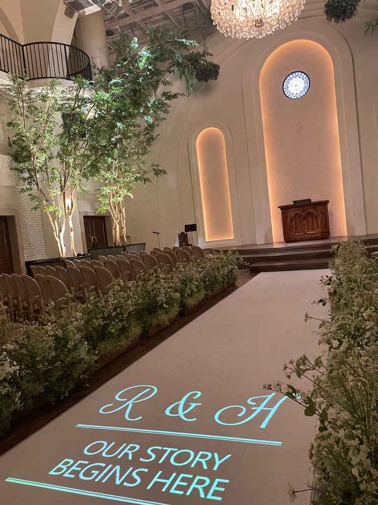 明るいチャペルのみではなく、照明を使った演出で様々な雰囲気を出せるチャペルがとても珍しいなと感じた。