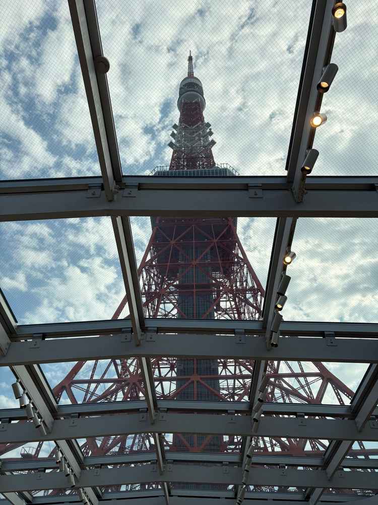 チャペルの天井がガラス張りになっていて、真上に東京タワーが見える圧巻のロケーションでした。