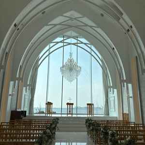 白基調のチャペル。景色がとても綺麗です。人数も100人を超えるゲストを収納できます。