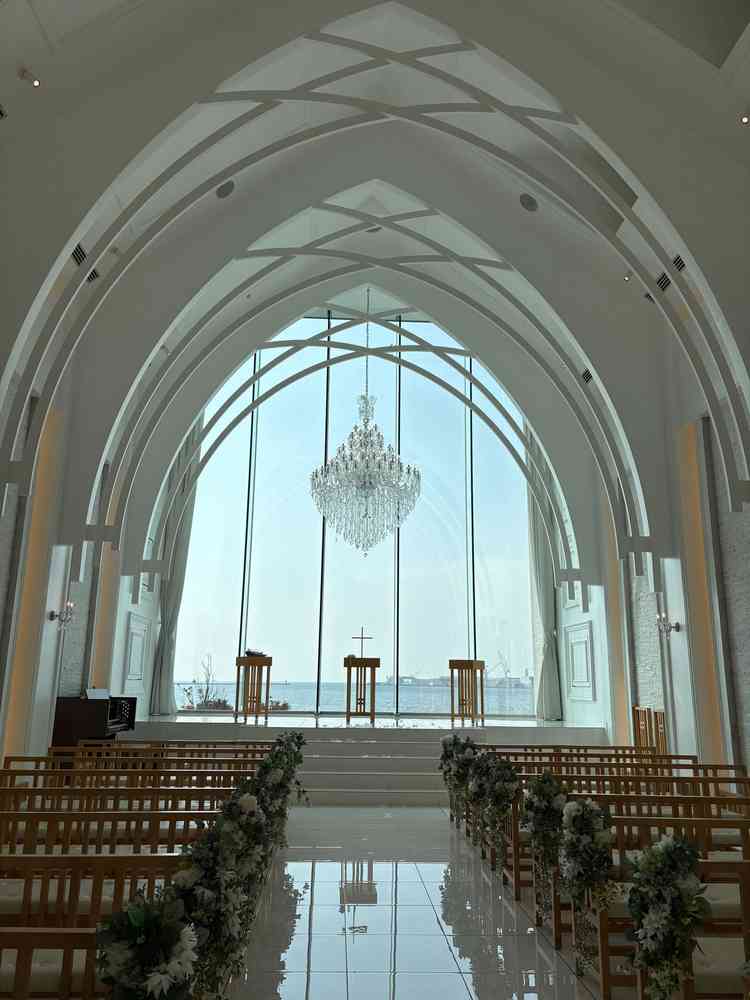 白基調のチャペル。景色がとても綺麗です。人数も100人を超えるゲストを収納できます。
