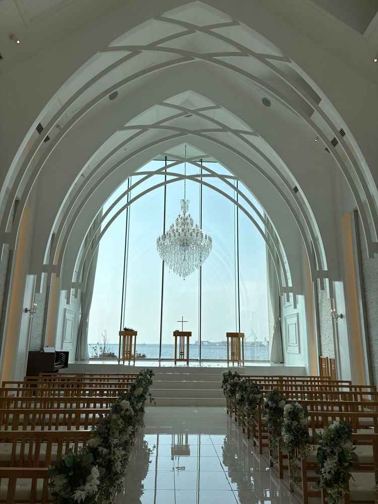 白基調のチャペル。景色がとても綺麗です。人数も100人を超えるゲストを収納できます。