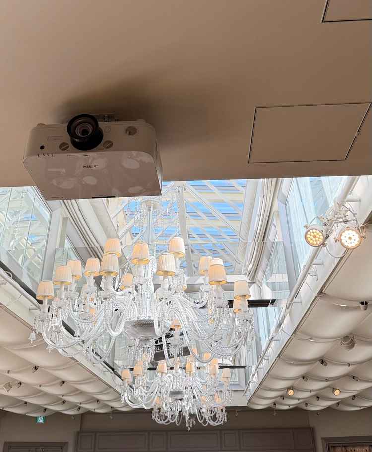 吹き抜けの天井で自然光が入りよかった。ナチュラルをテーマに式を上げたいので、マッチしていると感じた。