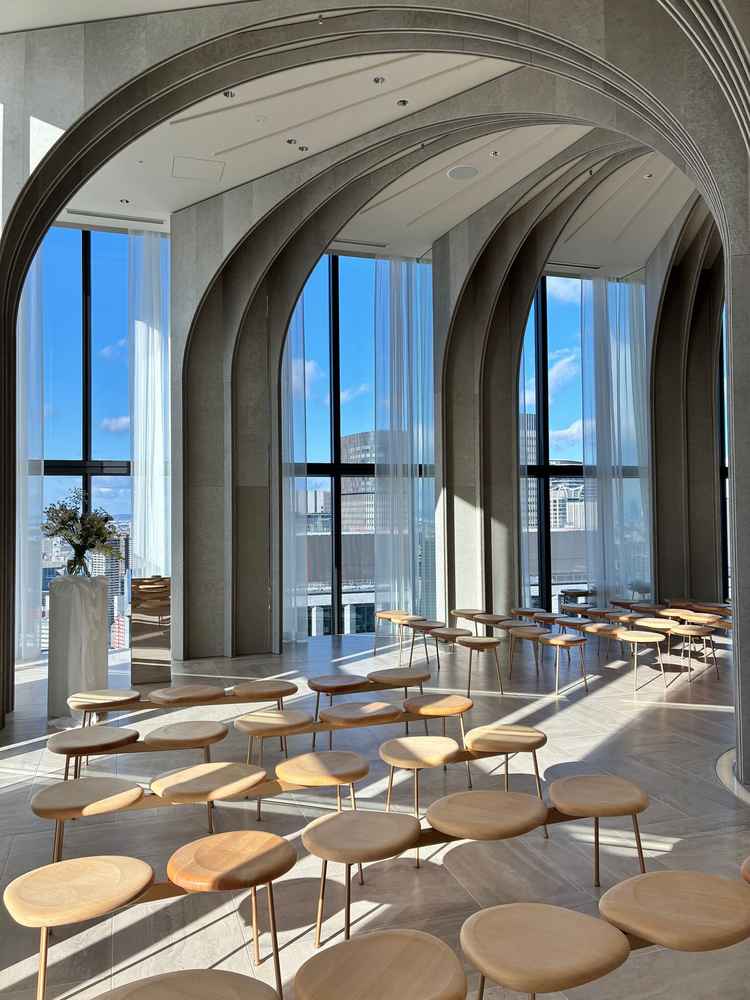 当日午前から挙式予定があり、お花や椅子やセットされていたので、自分達が挙式する場合ならと想像すること