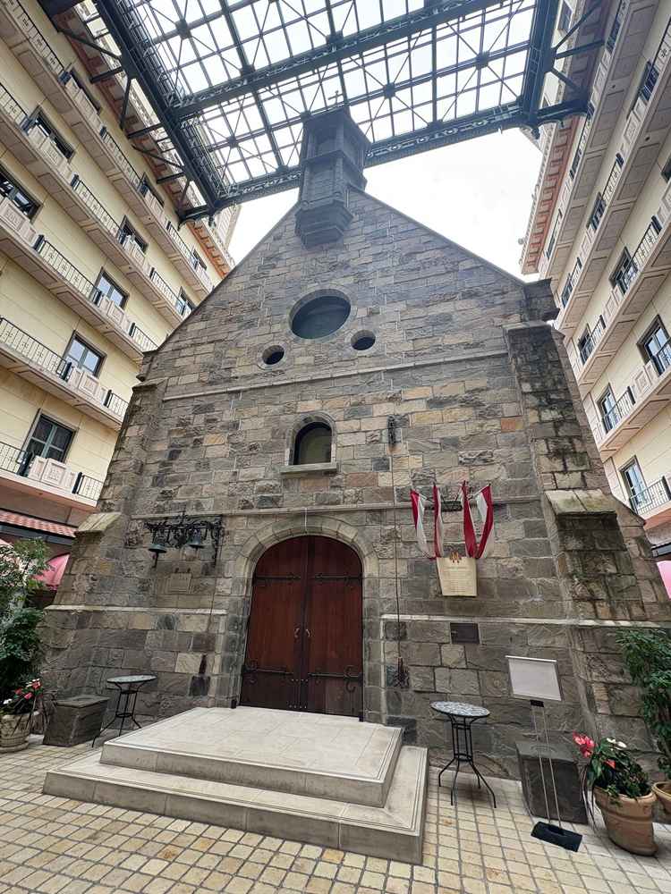 チャペル外観。雨が降っても屋根が付いているため安心。雰囲気が素敵。