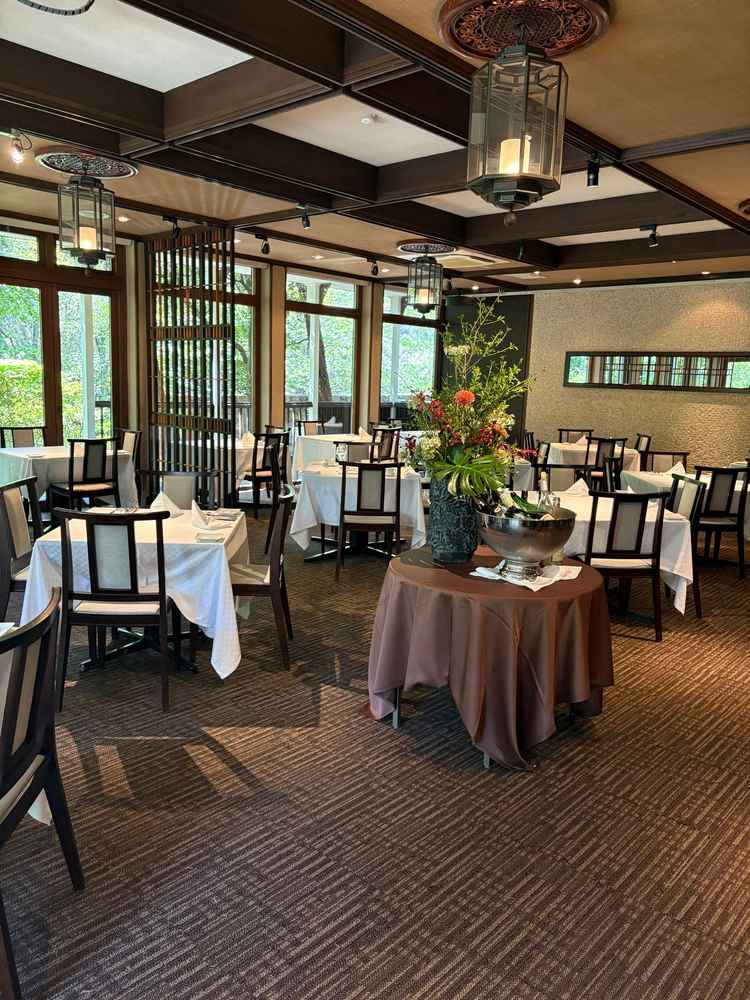 披露宴会場。庭園に隣接しており、披露宴中も行き来が可能。オープンキッチンで料理がすぐ提供できる。