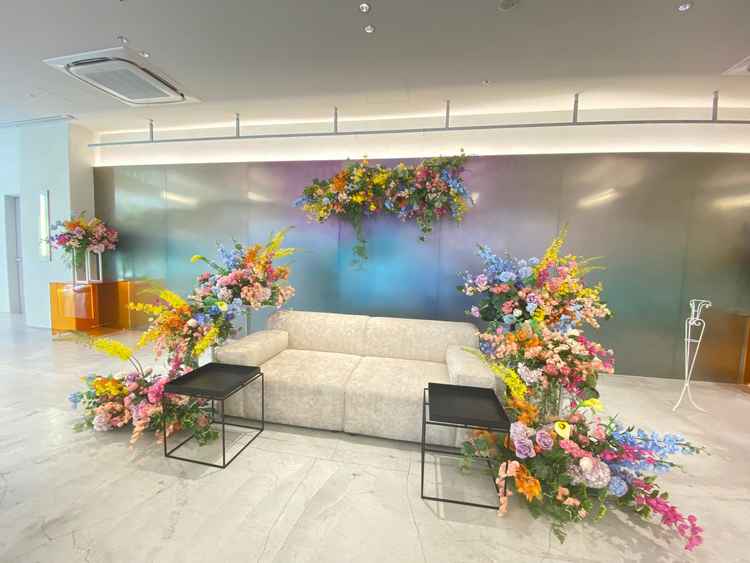 披露宴会場の新郎新婦席、お花の装飾が圧巻でした。