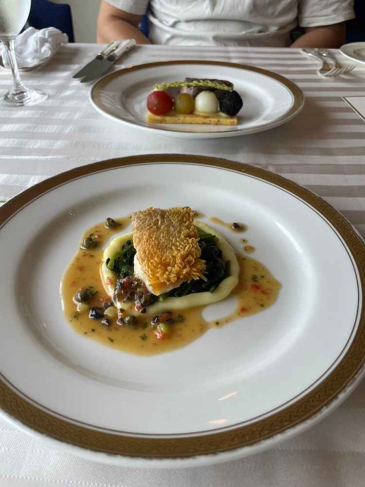 鯛のポワレで、フランス料理の王道でしっかりとした味付け