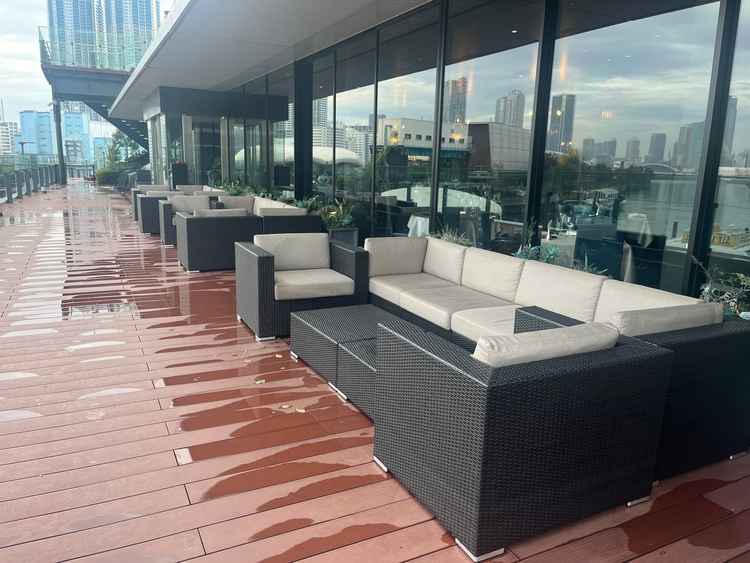 テラスの写真。テラスからはスカイツリーがみえる