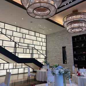 披露宴会場の写真。階段側にはウォールライトもあり、華やかでした。