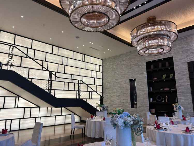 披露宴会場の写真。階段側にはウォールライトもあり、華やかでした。