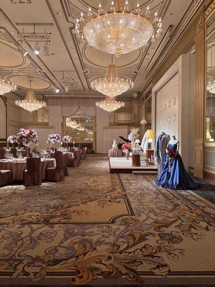 披露宴会場も見学しました。昔ながらの豪華な雰囲気でした。