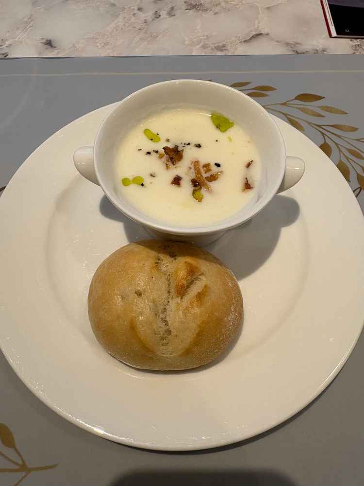 挙式当日に振る舞われるお料理のネギポタージュです。しっかりこされており、口当たりがよく美味しいです