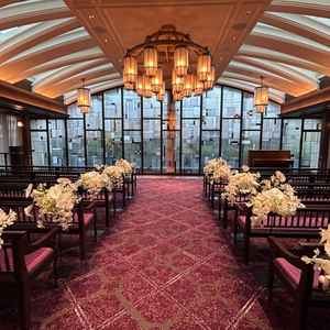 どこから写真を撮ってもステンドグラスが美しいと感じた、雨でも綺麗でした。