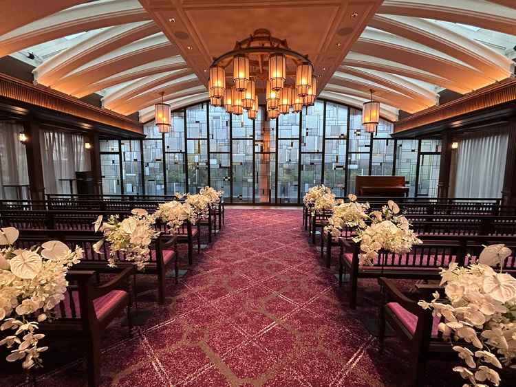 どこから写真を撮ってもステンドグラスが美しいと感じた、雨でも綺麗でした。