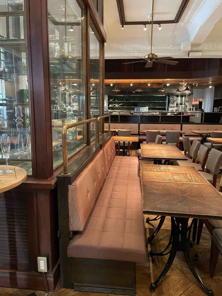 待合室。普段はレストランで、結婚式が開催される日は営業を停止し、貸し切りになるとのこと。