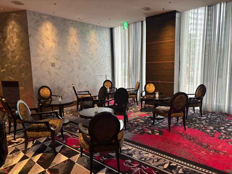 来客用のラウンジです。専用のバーカウンターもありました。