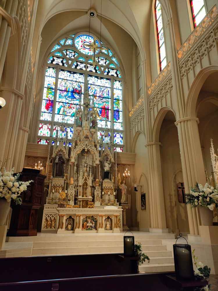 大聖堂の広さと豪華さに驚いた。ステンドグラスも美しく、ここで挙式したら一生の思い出になると思う。