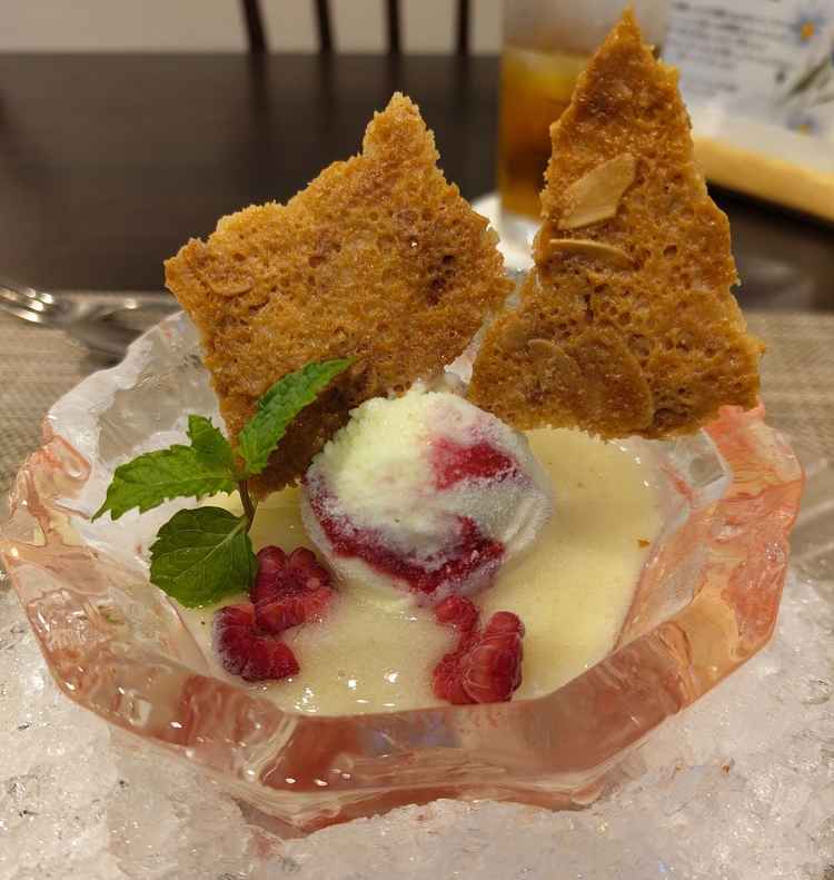 夏のデザート。器は氷で作られており、黄色い部分は桃のシャーベット。果肉たっぷりで美味でした！