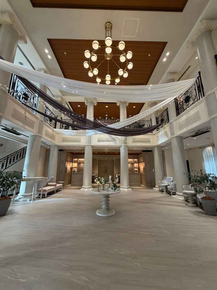 入り口はいってすぐのロビーです。天井が高く、ソファもたくさんありました。