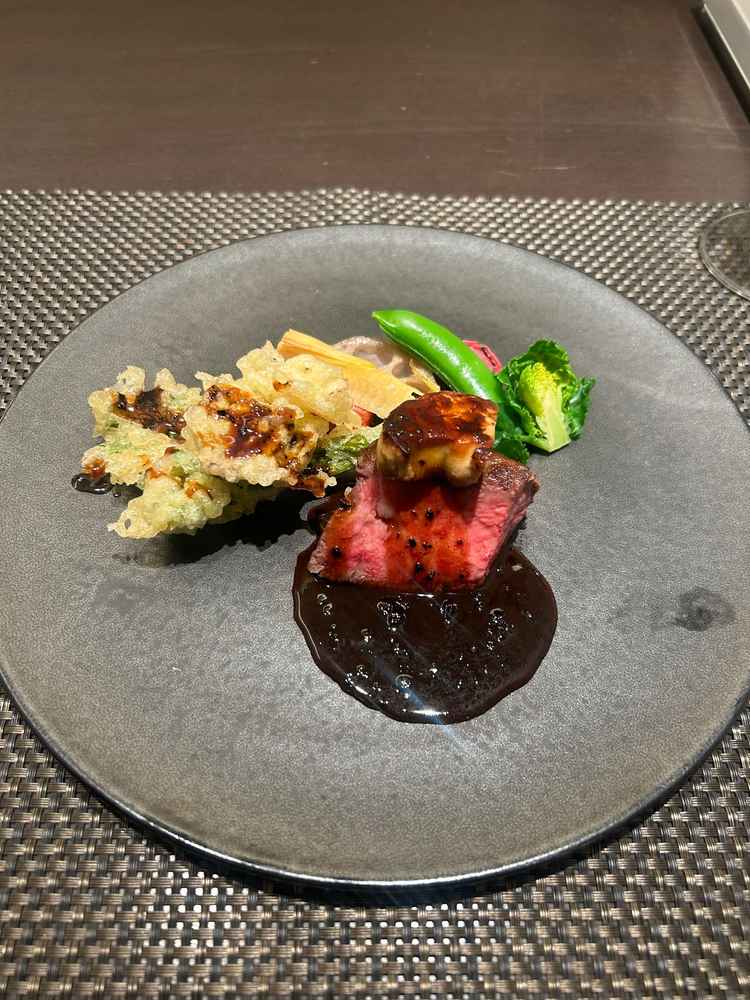 試食料理です。お肉だけで無く天ぷらなど季節に合わせた料理でクオリティも◎