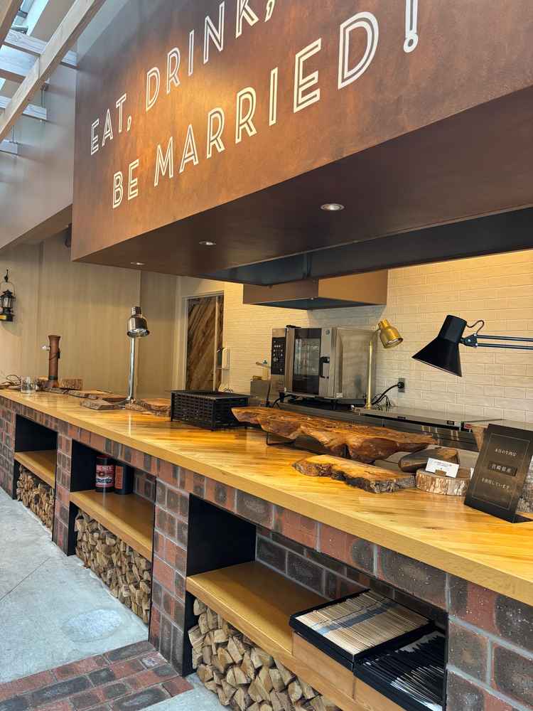 目の前でお肉を焼いてくれるそうです。