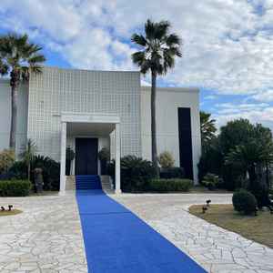 外観、入り口。洋風の白い建物で素敵です。