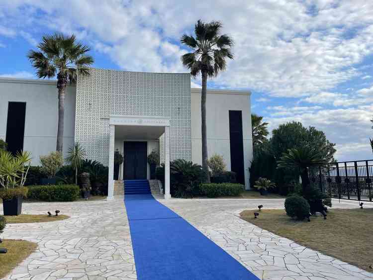 外観、入り口。洋風の白い建物で素敵です。