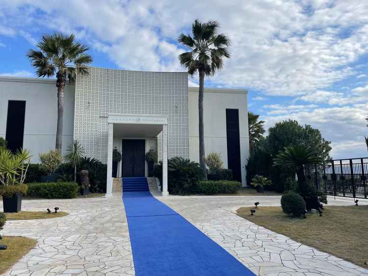 外観、入り口。洋風の白い建物で素敵です。