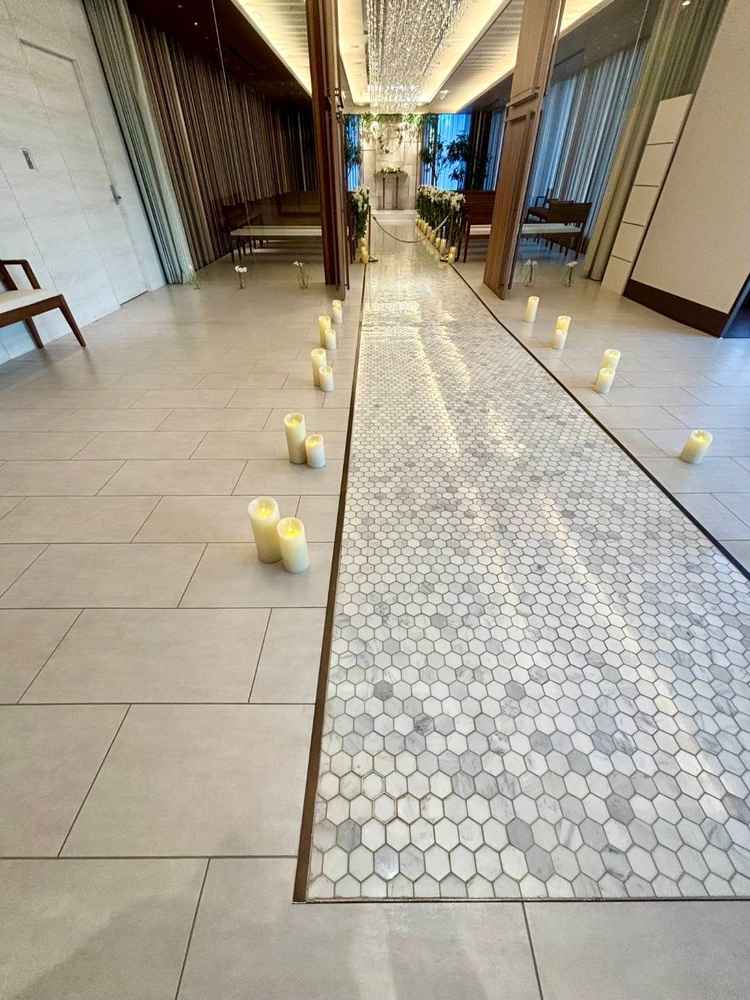 バージンロードの最初のタイルをカスタマイズできる仕様に驚きました。写真を撮りたくなるのが好印象です。