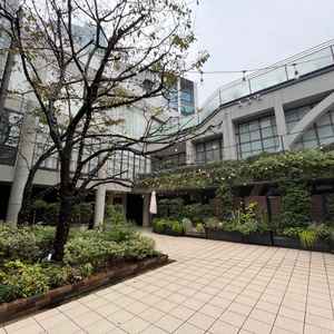 会場の強みであるガーデンテラスの雨の日の写真。比較的明るく感じるが、雨の日だと強みを失われている印象