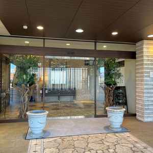 入り口から植物などがあり緑を感じられます