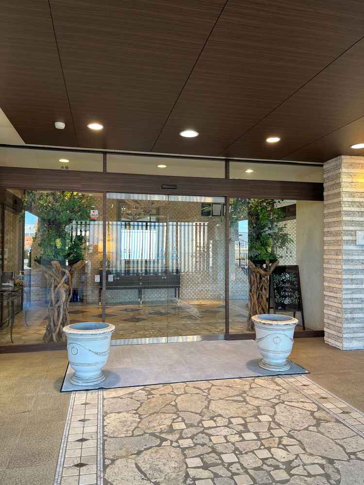 入り口から植物などがあり緑を感じられます