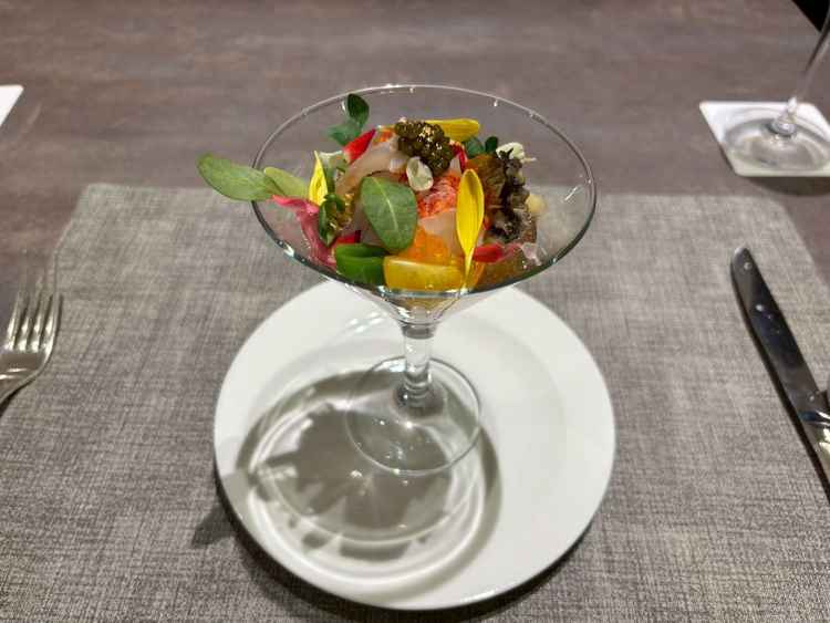 出していただいた前菜。豪華な食材と出汁ジュレに感動しました。