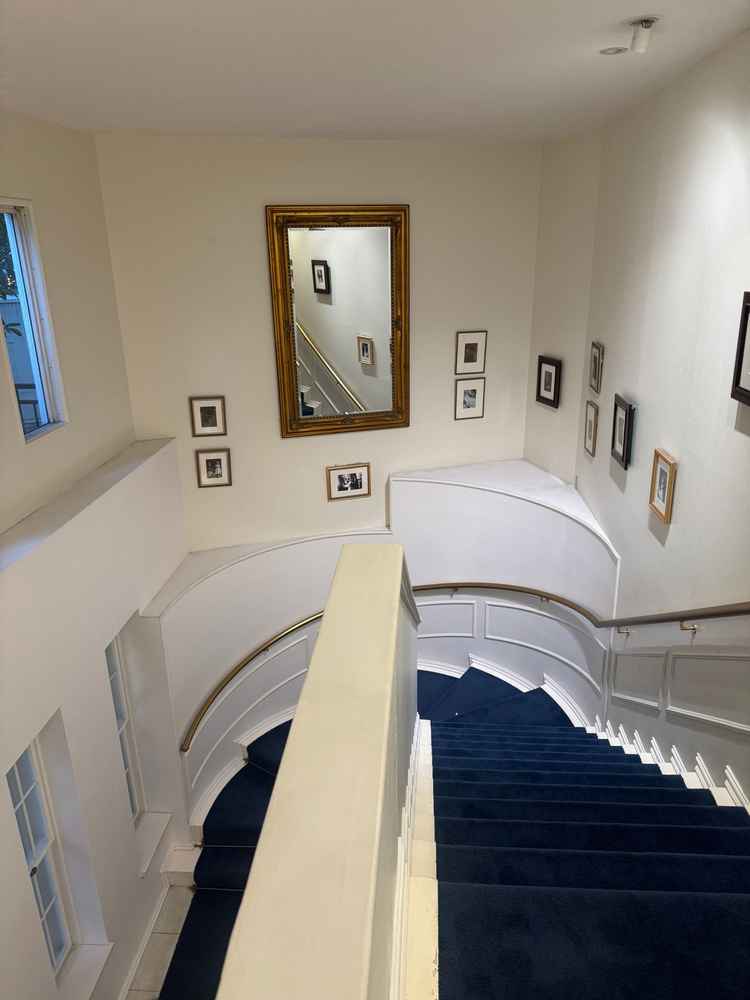 館内の階段。飾り付けも可能とのことで写真スポットとしても人気だそうです。