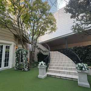 外階段が設置されており、ゲストへのドリンクを振る舞うパーティー空間へ降りていくことができます。