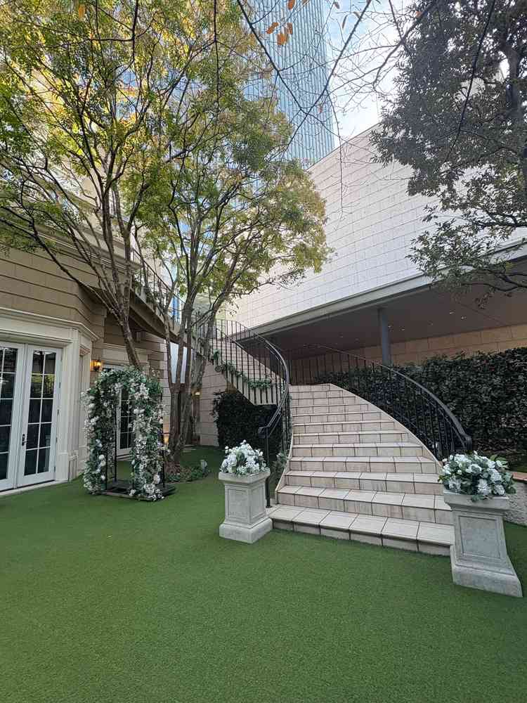 外階段が設置されており、ゲストへのドリンクを振る舞うパーティー空間へ降りていくことができます。