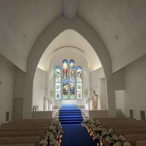 ステンドグラスが印象的なチャペル内