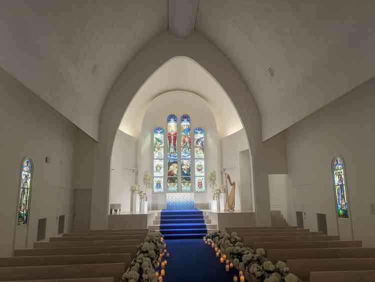 ステンドグラスが印象的なチャペル内