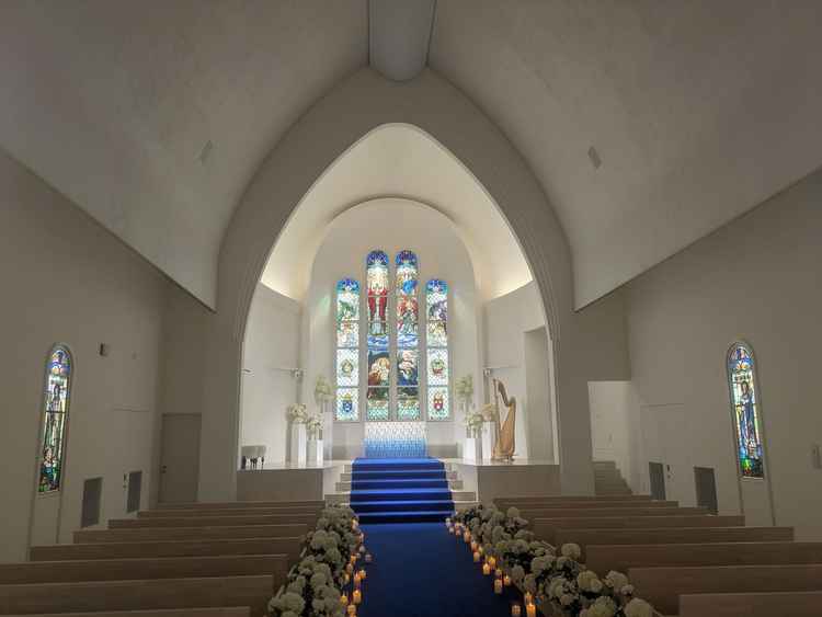 ステンドグラスが印象的なチャペル内