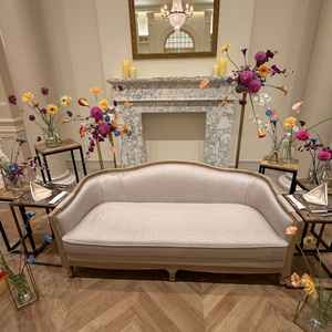 披露宴会場の新郎新婦席