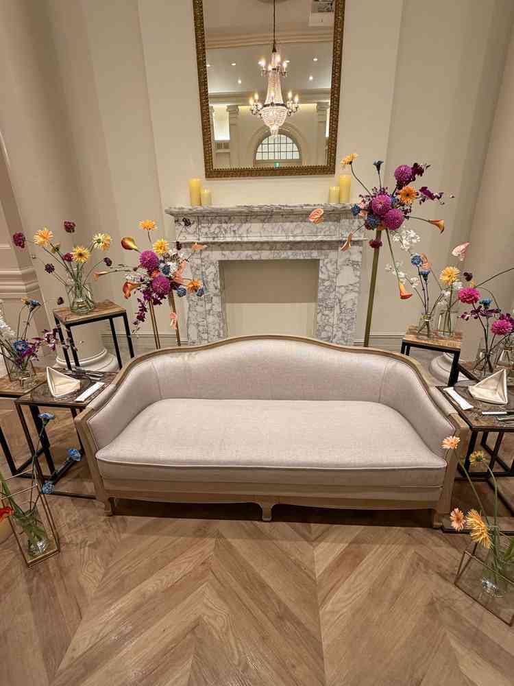 披露宴会場の新郎新婦席