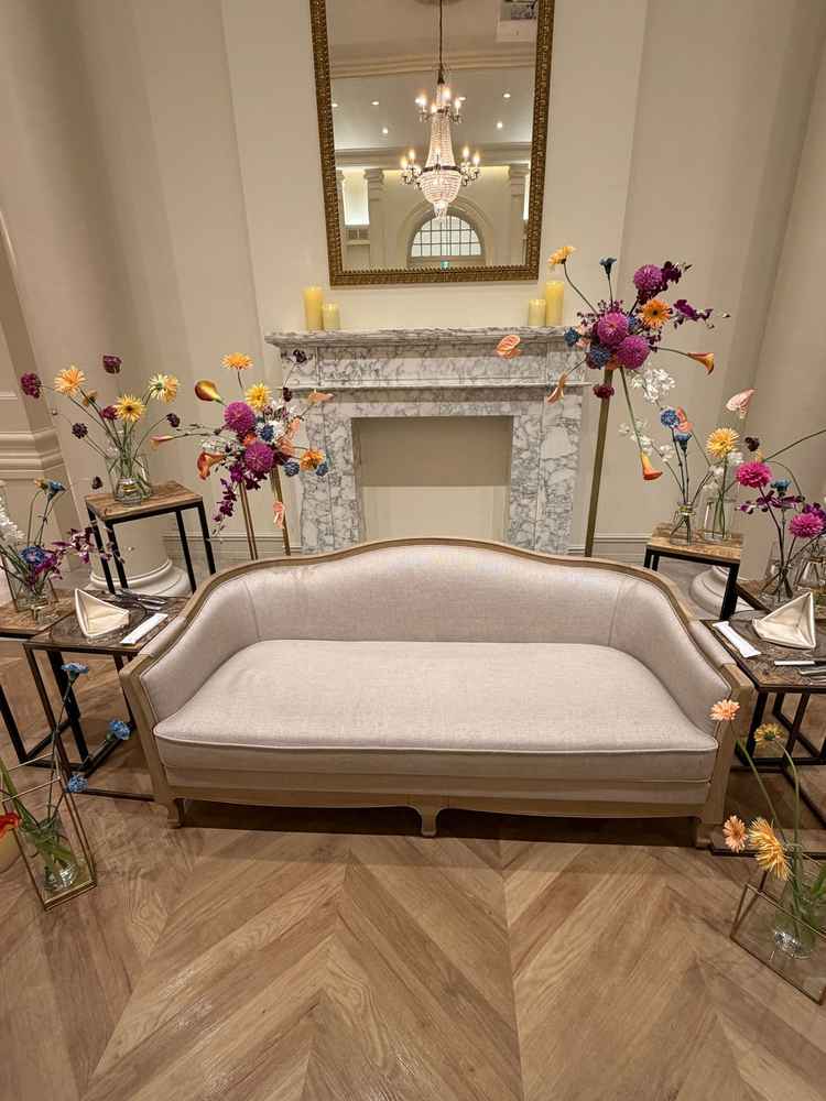 披露宴会場の新郎新婦席