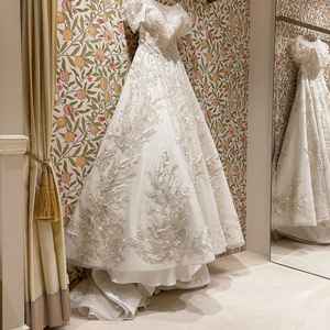 ドレス見学、試着とてもキラキラしたドレスで大変綺麗でした。