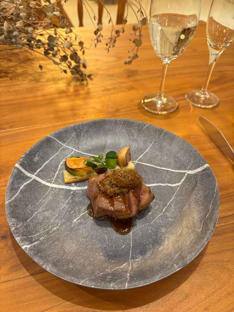 料理のメインおおいた和牛のランプ。食べやすいようにカットしてあってソースが絶品でした。