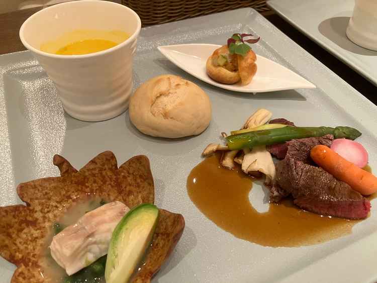 お料理。試食用にワンプレートとのことでした。