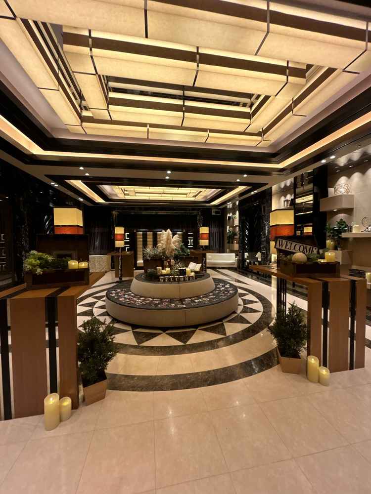 待機スペース。チャペルと披露宴会場の間にあり、自由に装飾が可能。フロア貸切で自由度は高いと思います。