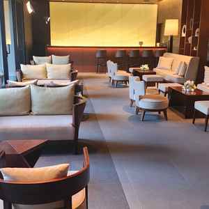 落ち着いた待合スペース